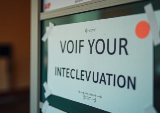 Autocollants pour plaques d’immatriculation : guide complet et conseils essentiels