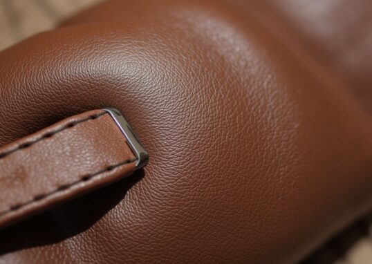 Découvrez l'Alcantara : Qu'est-ce que ce cuir d'exception ?